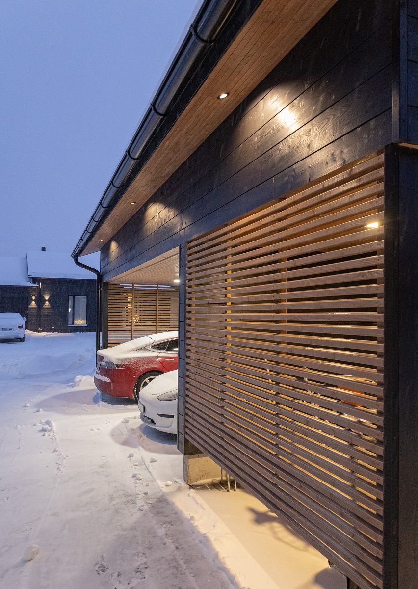 Faretti da 9W montati a filo che illuminano verso il basso la grondaia della pensilina esterna